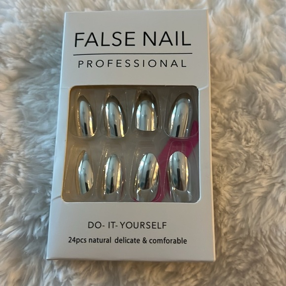 Metal Sense Press-On Nails Y2K Emo Silvery Almond Jelly Glue And Files (24pcs) - Picture 5 of 5